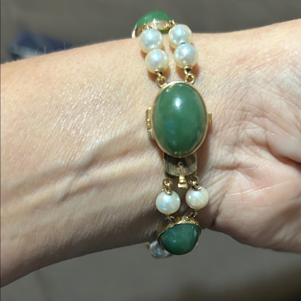 14k yg bracelet with nephrite jade and white pearls.